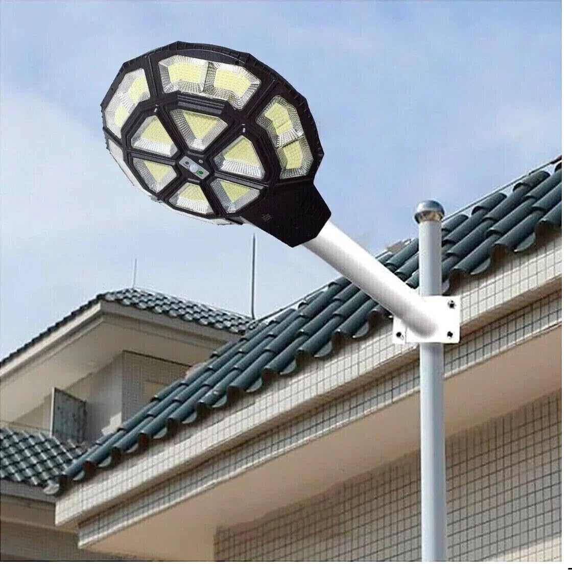 Generico Lampione Solare Led Esterno crepuscolare, lampada Giardino 1500 Watt forma Ufo con Telecomando ed asta, Sensore di Movimento e Crepuscolare, Luce Bianco Fredda, Impermeabile IP 67 [Classe di efficienza energetica A+++]